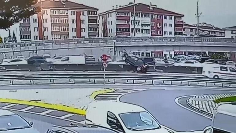Beton bariyere çarpan otomobil, devrilip sürüklendi; kaza kamerada