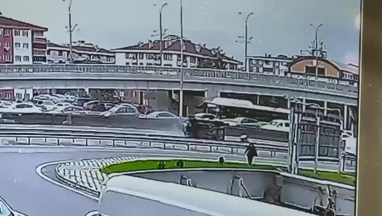 Beton bariyere çarpan otomobil, devrilip sürüklendi; kaza kamerada