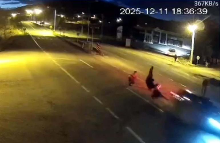 Uşakta yolun karşısına geçmek isterken otomobilin çarptığı 3 kişi öldü; kaza kamerada