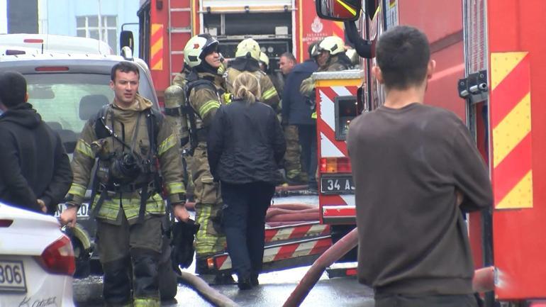 Sultangazide 4 katlı binada yangın; 2inci kattan atlayıp yaralandı