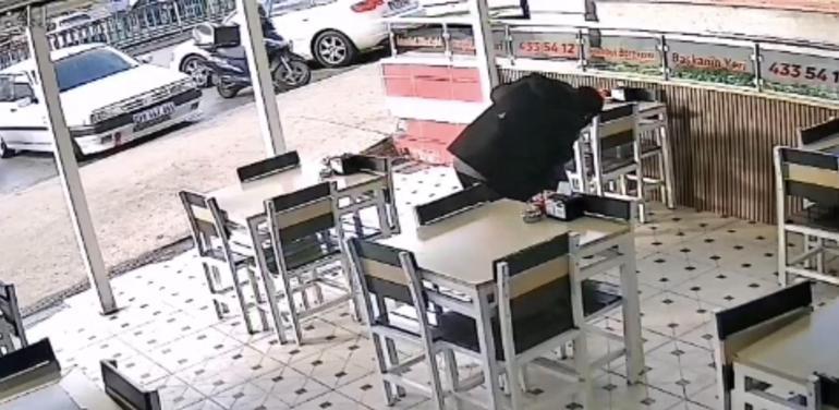 Boğazına şeker takılan çocuğu, Heimlich manevrasıyla kurtardı; o anlar kamerada