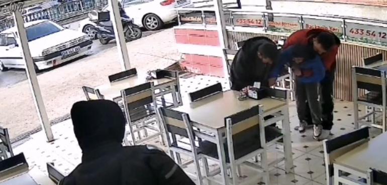 Boğazına şeker takılan çocuğu, Heimlich manevrasıyla kurtardı; o anlar kamerada