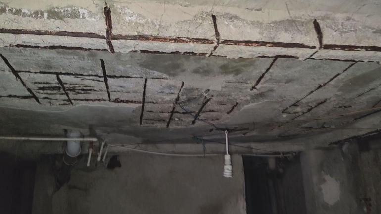 Fatihte 4 katlı binanın zemininde çökme meydana geldi