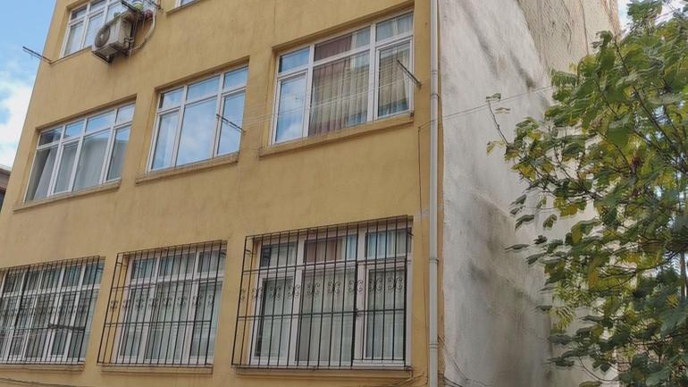 Fatihte 4 katlı binanın zemininde çökme meydana geldi