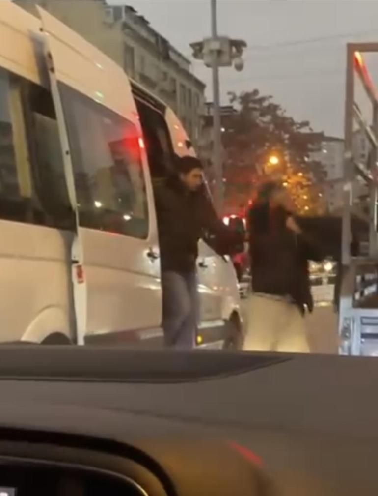 Ümraniyede servis şoförünün kağıt toplayan kişiye yumruklu saldırısı kamerada