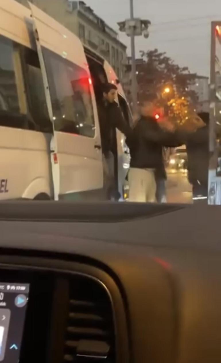 Ümraniyede servis şoförünün kağıt toplayan kişiye yumruklu saldırısı kamerada