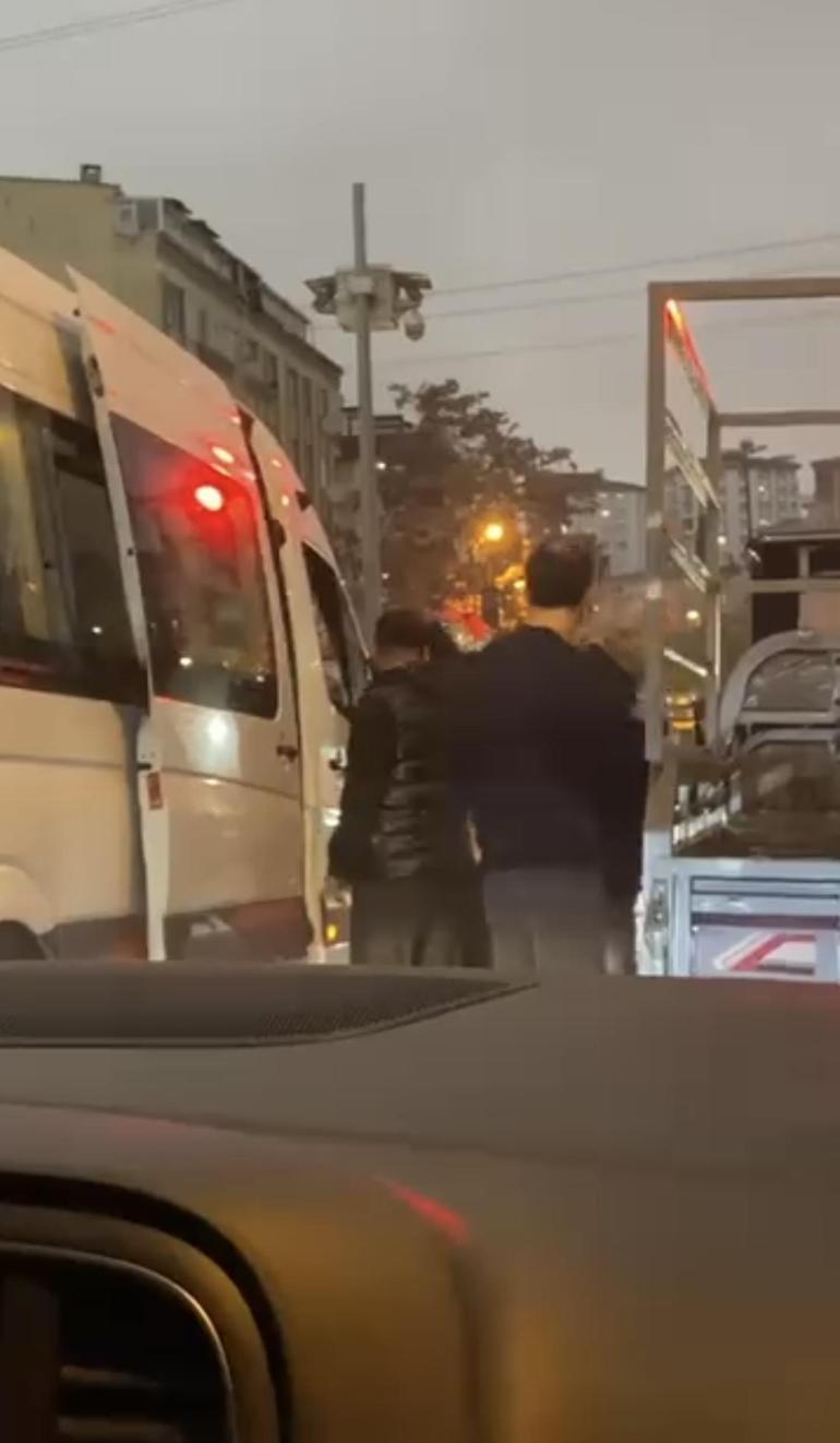 Ümraniyede servis şoförünün kağıt toplayan kişiye yumruklu saldırısı kamerada