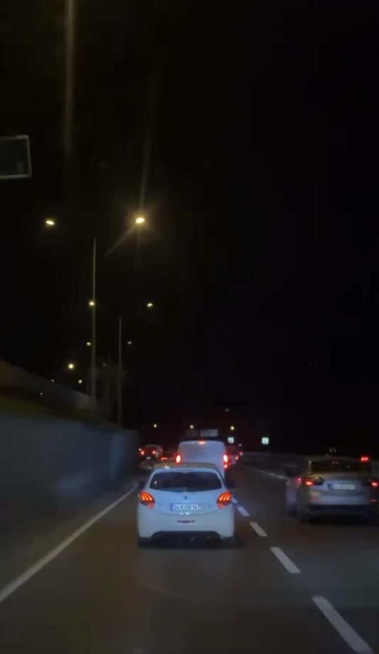 Ümraniyede ambulansa yol vermeyen otomobil sürücüsü kamerada