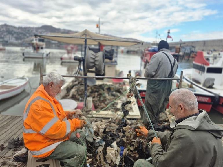 Zonguldaklı balıkçıların ağına yaklaşık 1 ton çöp takıldı