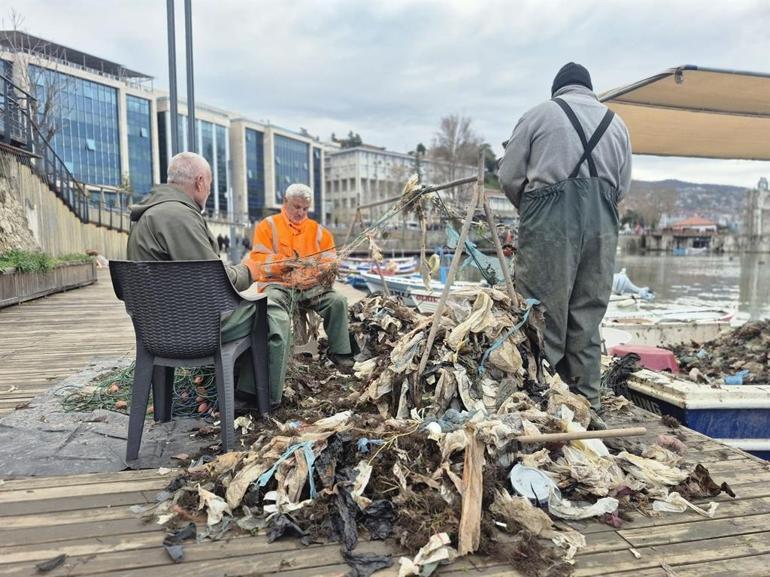 Zonguldaklı balıkçıların ağına yaklaşık 1 ton çöp takıldı