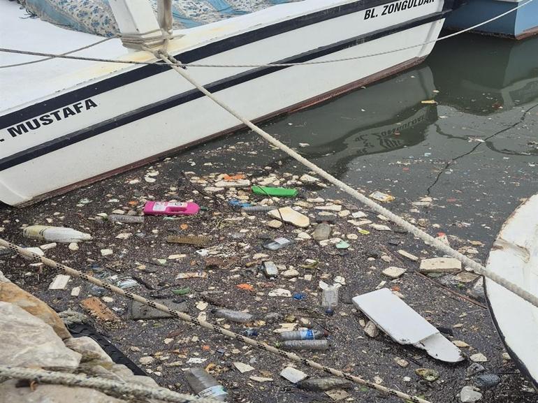 Zonguldaklı balıkçıların ağına yaklaşık 1 ton çöp takıldı