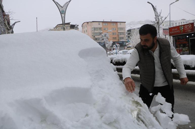 Vanda 102, Hakkaride 70 yerleşim yerinin yolu kardan kapandı