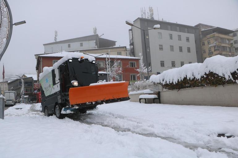 Vanda 102, Hakkaride 70 yerleşim yerinin yolu kardan kapandı