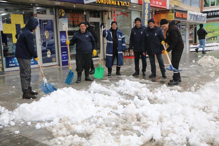 Vanda 102, Hakkaride 70 yerleşim yerinin yolu kardan kapandı