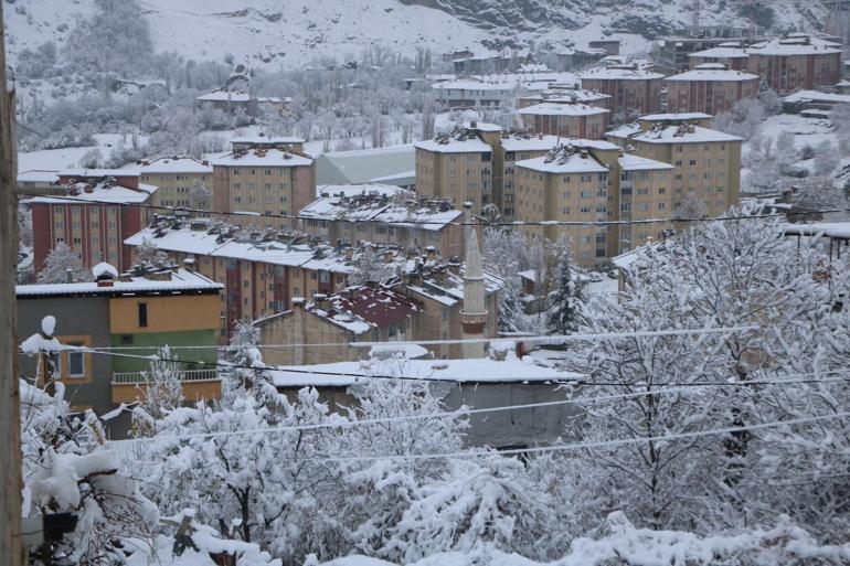 Vanda 102, Hakkaride 70 yerleşim yerinin yolu kardan kapandı