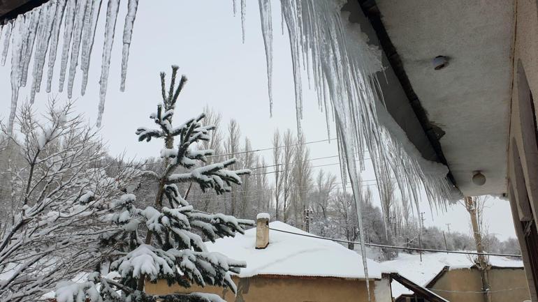 Vanda 102, Hakkaride 70 yerleşim yerinin yolu kardan kapandı