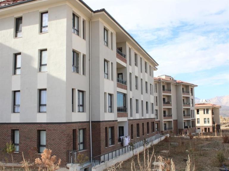 Depremde enkazdan sadece kızının çocukluk fotoğrafını kurtarabilen aile, yeni evlerinde