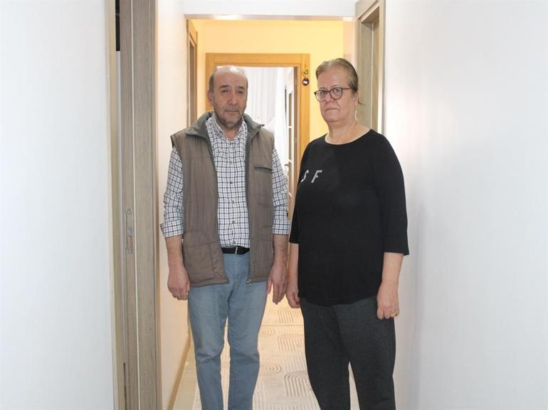 Depremde enkazdan sadece kızının çocukluk fotoğrafını kurtarabilen aile, yeni evlerinde