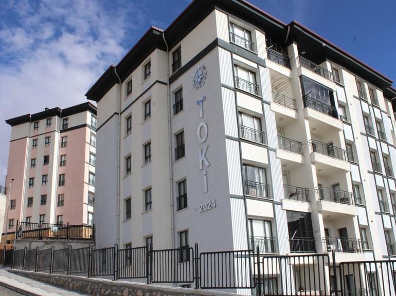 Depremde enkazdan sadece kızının çocukluk fotoğrafını kurtarabilen aile, yeni evlerinde