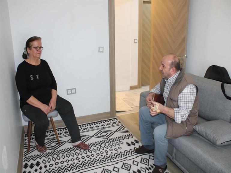 Depremde enkazdan sadece kızının çocukluk fotoğrafını kurtarabilen aile, yeni evlerinde