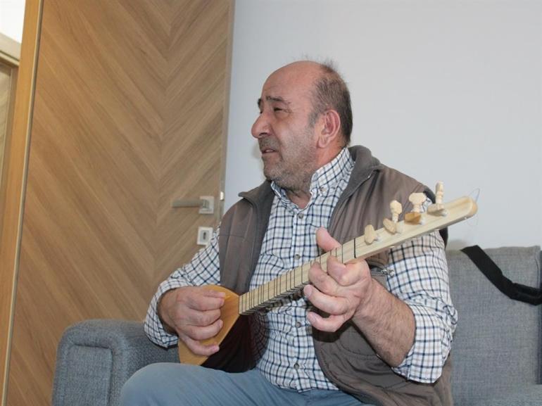 Depremde enkazdan sadece kızının çocukluk fotoğrafını kurtarabilen aile, yeni evlerinde