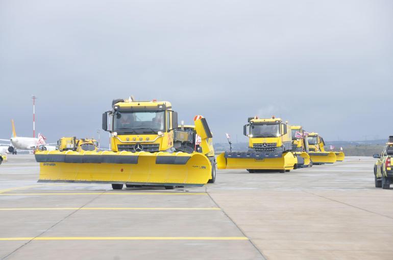 Sabiha Gökçen Havalimanında karla mücadele ekipleri hazırlıklarını tamamladı