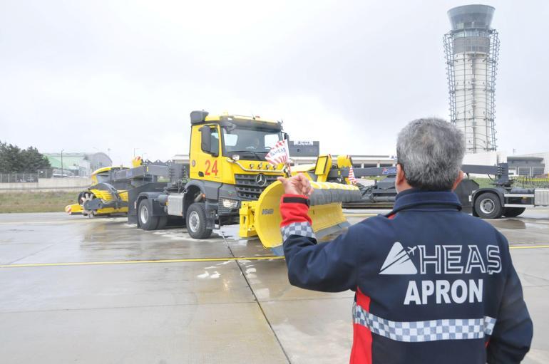 Sabiha Gökçen Havalimanında karla mücadele ekipleri hazırlıklarını tamamladı