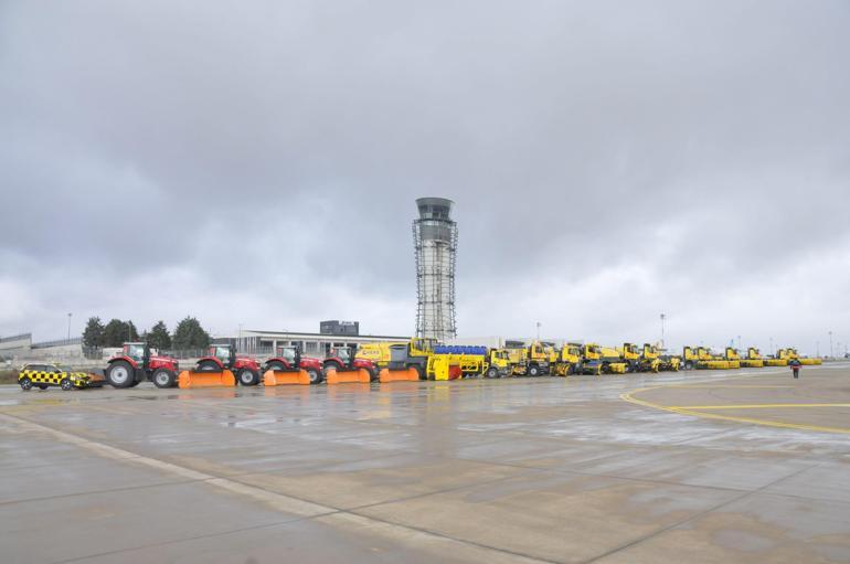 Sabiha Gökçen Havalimanında karla mücadele ekipleri hazırlıklarını tamamladı