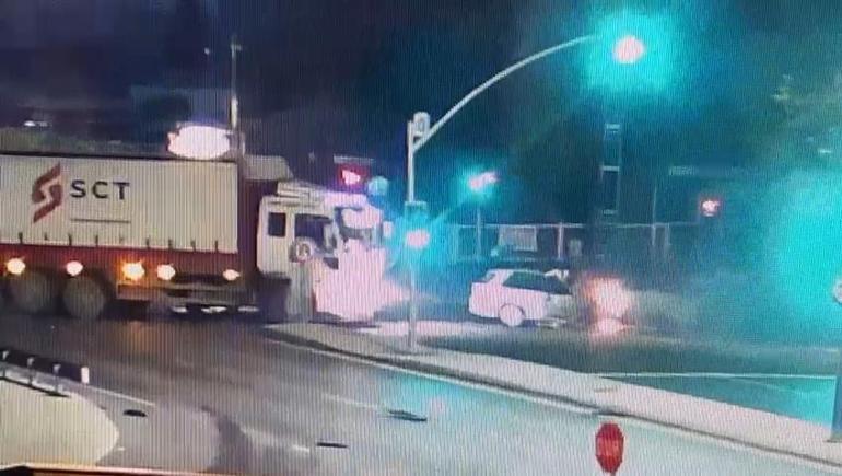 Avcılarda kamyonun çarpıp sürüklediği otomobil alev aldı; 1 ölü, 1 yaralı