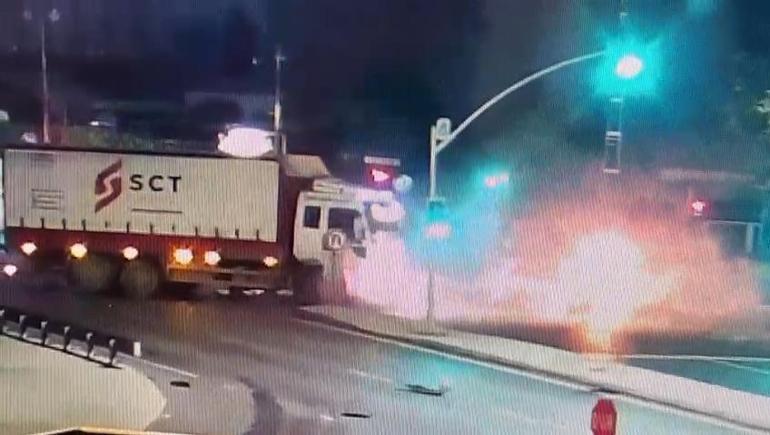 Avcılarda kamyonun çarpıp sürüklediği otomobil alev aldı; 1 ölü, 1 yaralı