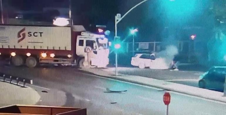 Avcılarda kamyonun çarpıp sürüklediği otomobil alev aldı; 1 ölü, 1 yaralı