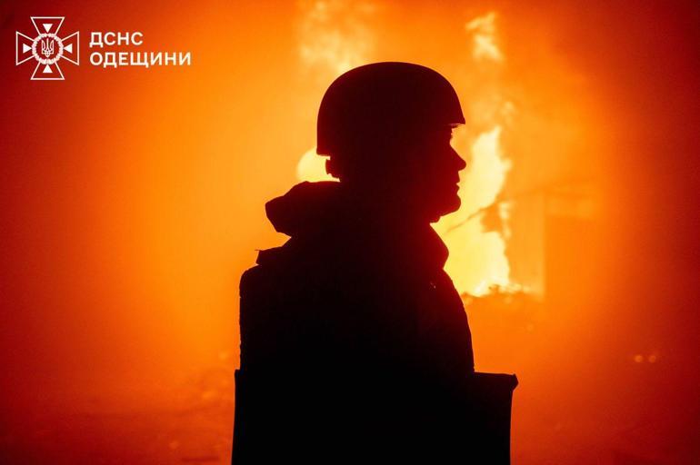 Zelenskiy: Rusya, 30 füze ve 450den fazla İHA ile saldırı düzenledi