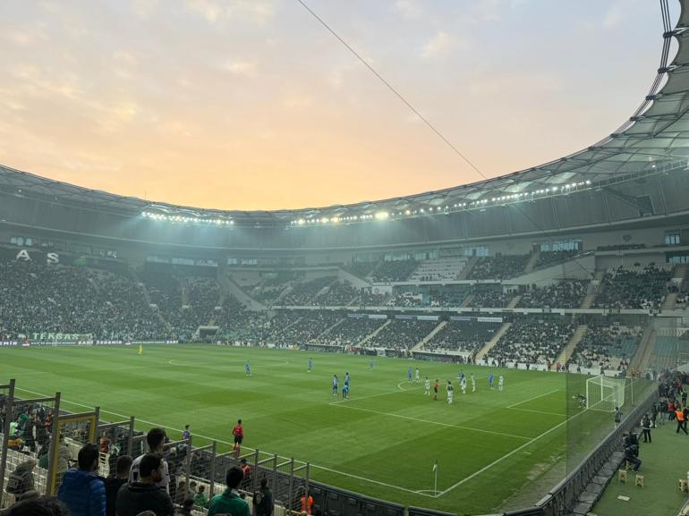 Daha önce statta maç izlememiş yüzlerce çocuk, Bursaspor maçını tribünden izledi