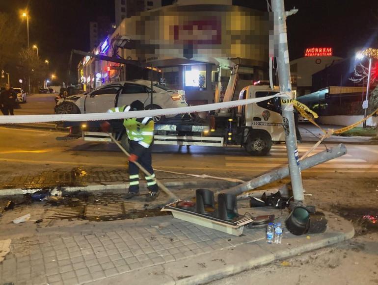Ankarada otomobil, motosiklete ve sinyalizasyon direğine çarpıp takla attı; 4 yaralı