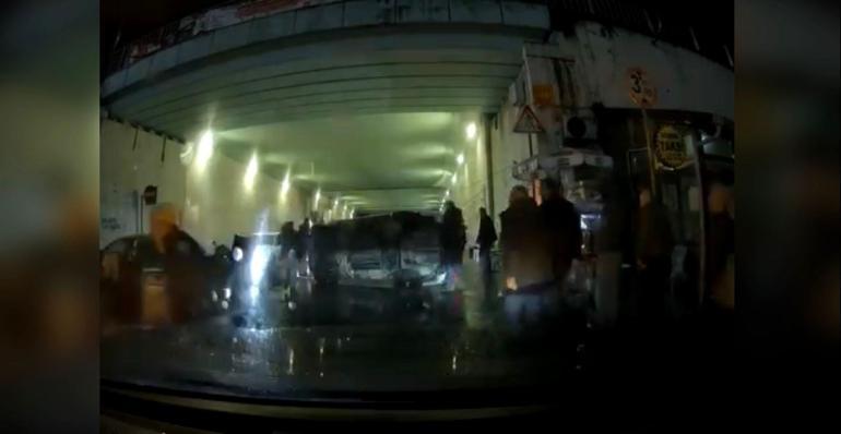 Kağıthane’de otomobilin refüje çarparak devrildiği anlar kamerada