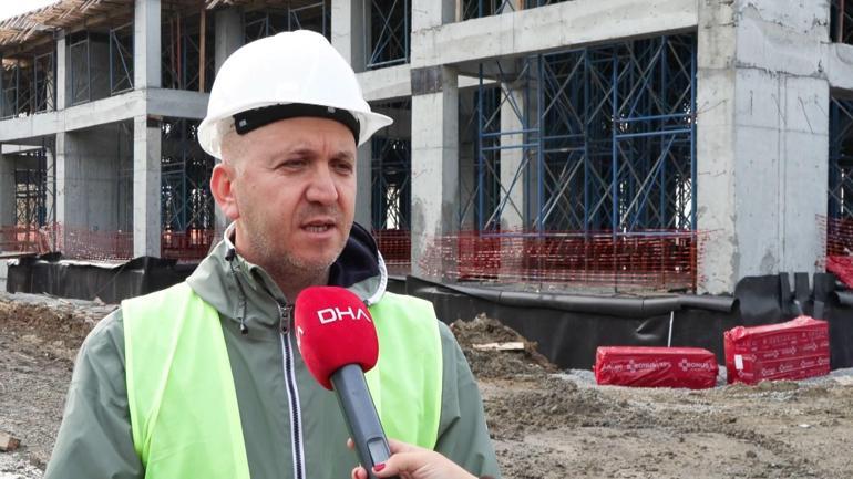 Meslek lisesi öğrencileri, öğretmenleriyle yeni okul binasının elektrik tesisatını yapıyor