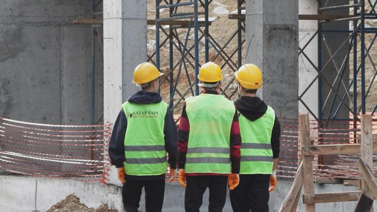Meslek lisesi öğrencileri, öğretmenleriyle yeni okul binasının elektrik tesisatını yapıyor