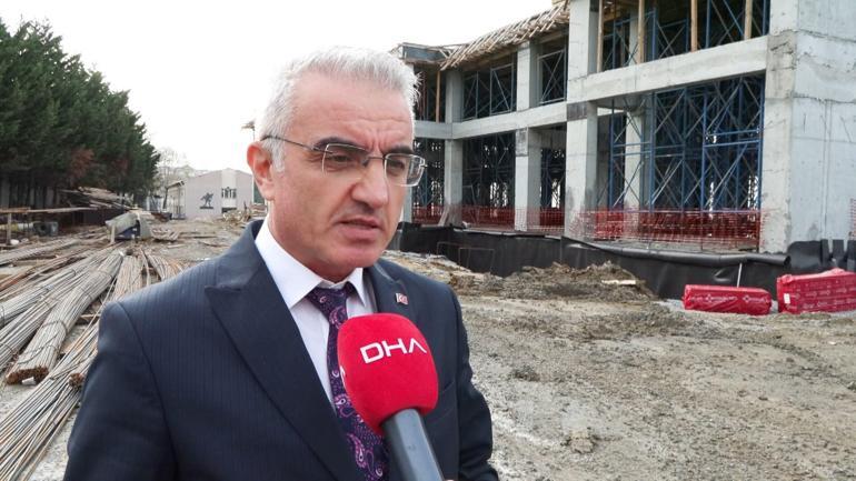 Meslek lisesi öğrencileri, öğretmenleriyle yeni okul binasının elektrik tesisatını yapıyor