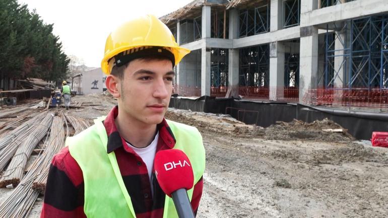 Meslek lisesi öğrencileri, öğretmenleriyle yeni okul binasının elektrik tesisatını yapıyor