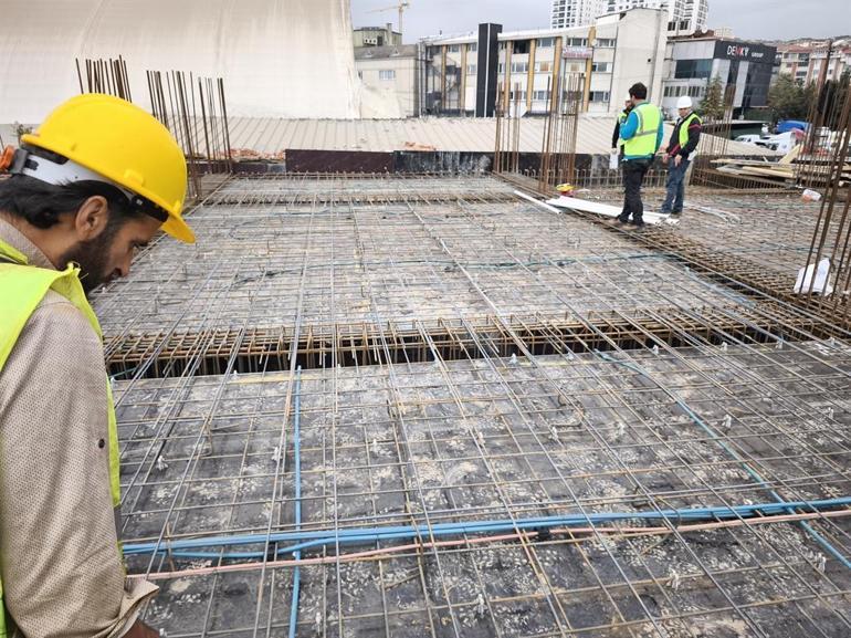 Meslek lisesi öğrencileri, öğretmenleriyle yeni okul binasının elektrik tesisatını yapıyor