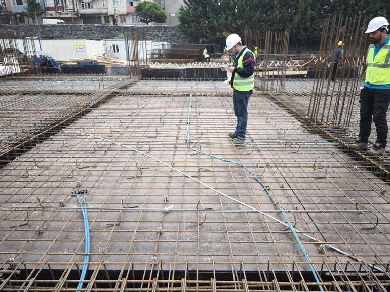 Meslek lisesi öğrencileri, öğretmenleriyle yeni okul binasının elektrik tesisatını yapıyor