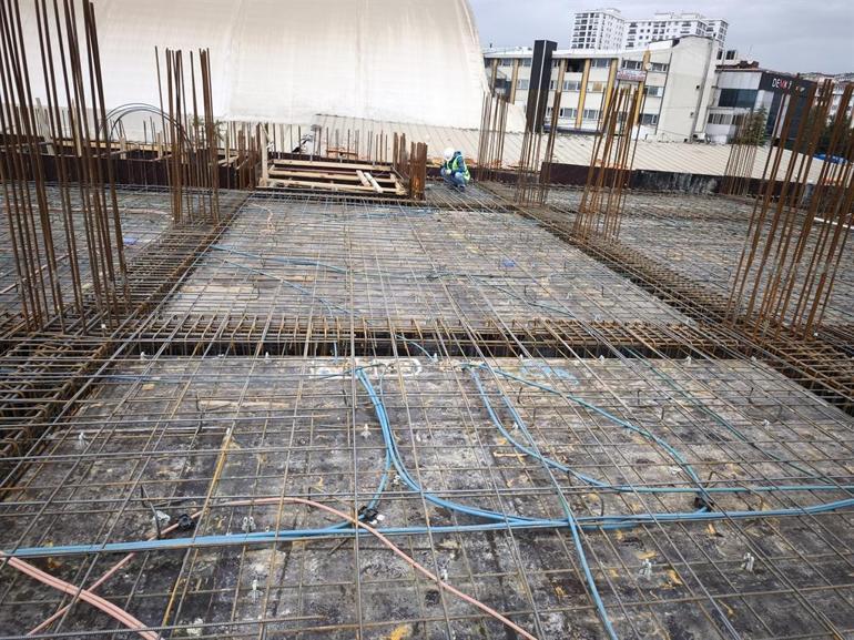 Meslek lisesi öğrencileri, öğretmenleriyle yeni okul binasının elektrik tesisatını yapıyor