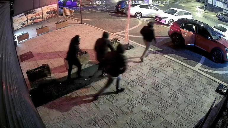 Esenyurtta 4 şüpheli kuyumcuya girmeye çalıştı; alarmın devreye girmesiyle kaçtı