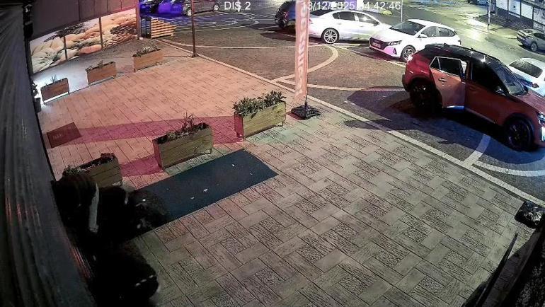 Esenyurtta 4 şüpheli kuyumcuya girmeye çalıştı; alarmın devreye girmesiyle kaçtı