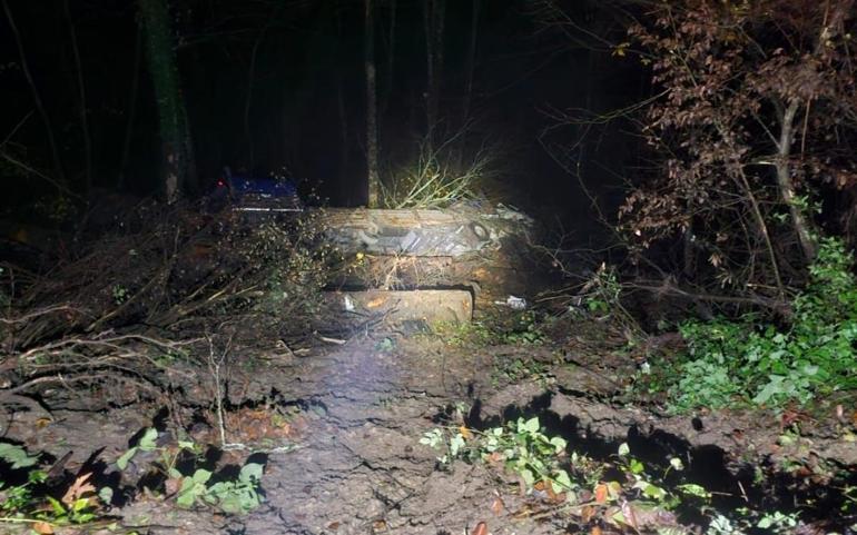 50 metreden dere yatağına devrilen TIR’ın şoförü, 4 saat sonra bulundu