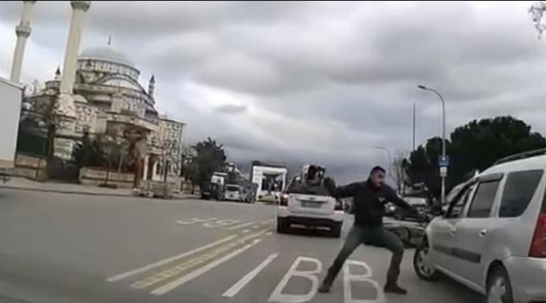 Ümraniyede trafikteki yol verme kavgası kamerada