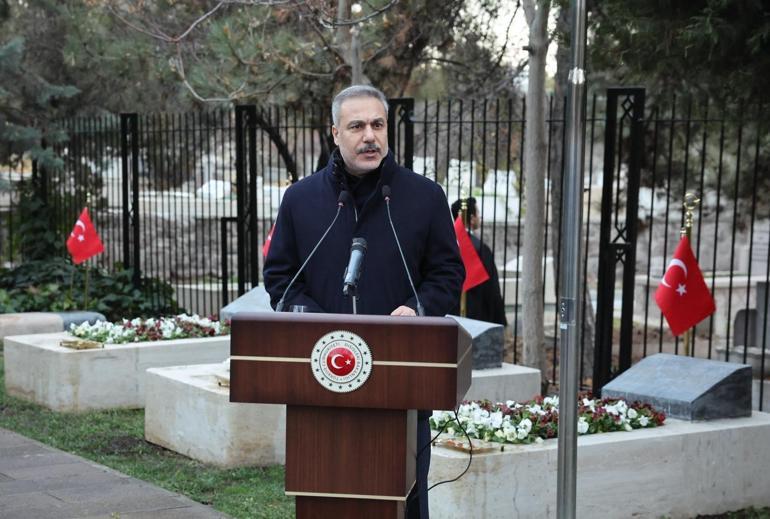 Bakan Fidan, Dışişleri Şehitliğini ziyaret etti