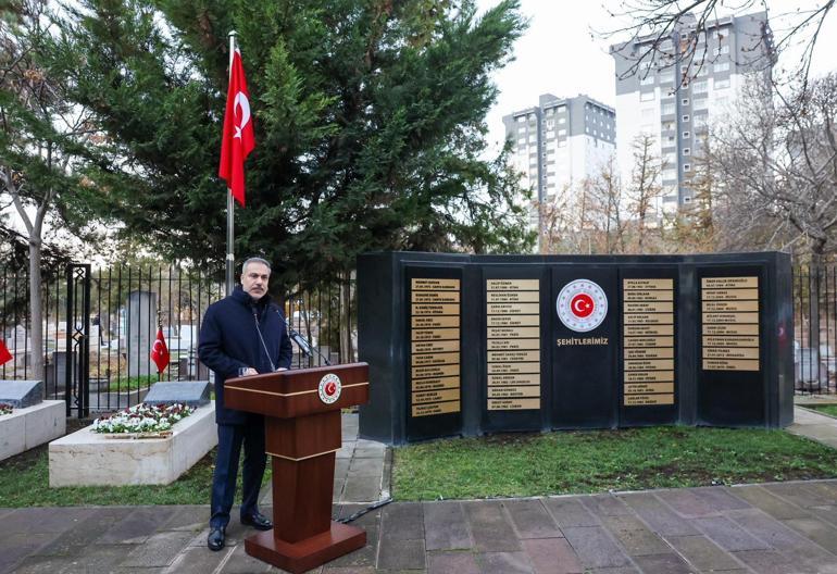Bakan Fidan, Dışişleri Şehitliğini ziyaret etti