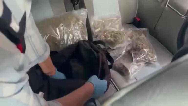 Eyüpsultan’da operasyon: Servis aracında piyasa değeri 30 milyon lira olan uyuşturucu bulundu