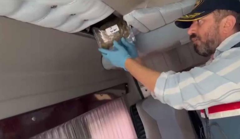 Eyüpsultan’da operasyon: Servis aracında piyasa değeri 30 milyon lira olan uyuşturucu bulundu